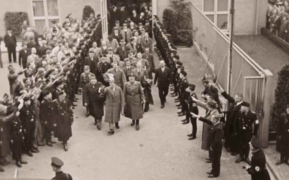 Edward rend un salut nazi en quittant une usine automobile après une visite en Allemagne nazie en 1937 - BNPS