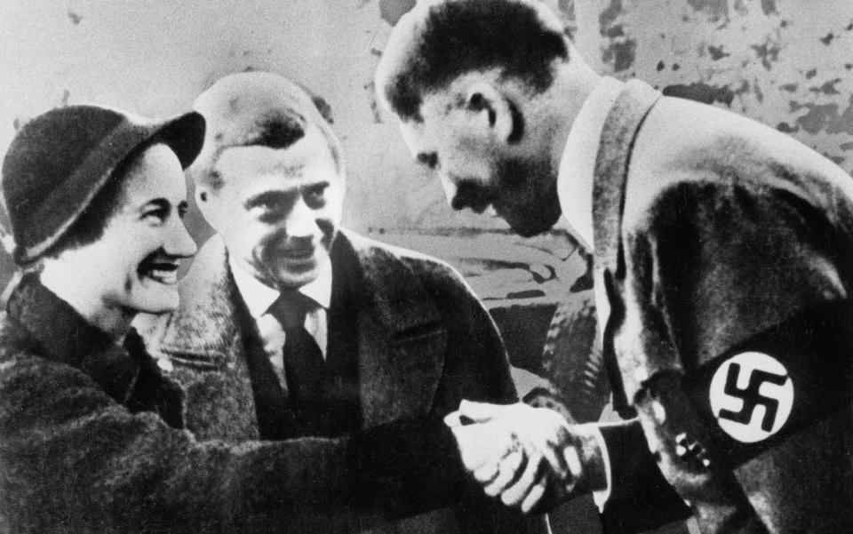 La duchesse de Windsor serre la main d'Adolf Hitler sous le regard de son mari le duc de Windsor - Popperfoto via Getty Images