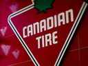 Une enseigne Canadian Tire dans un magasin à Toronto.