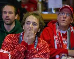 Peter Van Bussel regarde le match de la Coupe du monde entre le Canada et la Belgique au German Canadian Club de London, en Ontario.  le mercredi 23 novembre 2022.