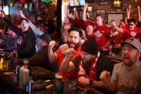 Les fans applaudissent en regardant le Canada affronter agressivement la Belgique pour son premier match dans le tournoi de la Coupe du monde en 36 ans, au Manchester Pub le mercredi 23 novembre 2022.