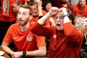 Un fan d'Équipe Canada réagit à une occasion manquée alors qu'un pub bondé du Burgundy Lion à Montréal regarde le Canada contre la Belgique jouer dans la Coupe du monde le mercredi 23 novembre 2022.