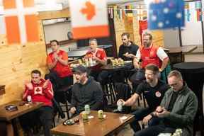 Un groupe d'amateurs de soccer, de joueurs et d'entraîneurs encouragent Équipe Canada au Broadway Collective alors que l'équipe affronte la Belgique en Coupe du monde.