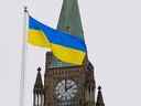 Le drapeau ukrainien flotte devant la Tour de la Paix sur la Colline du Parlement après que le président ukrainien Volodymyr Zelenskiy s'est adressé au Parlement canadien en mars dernier.  Le Canada émettra une obligation de souveraineté de l'Ukraine pour fournir de l'aide à la nation en novembre.