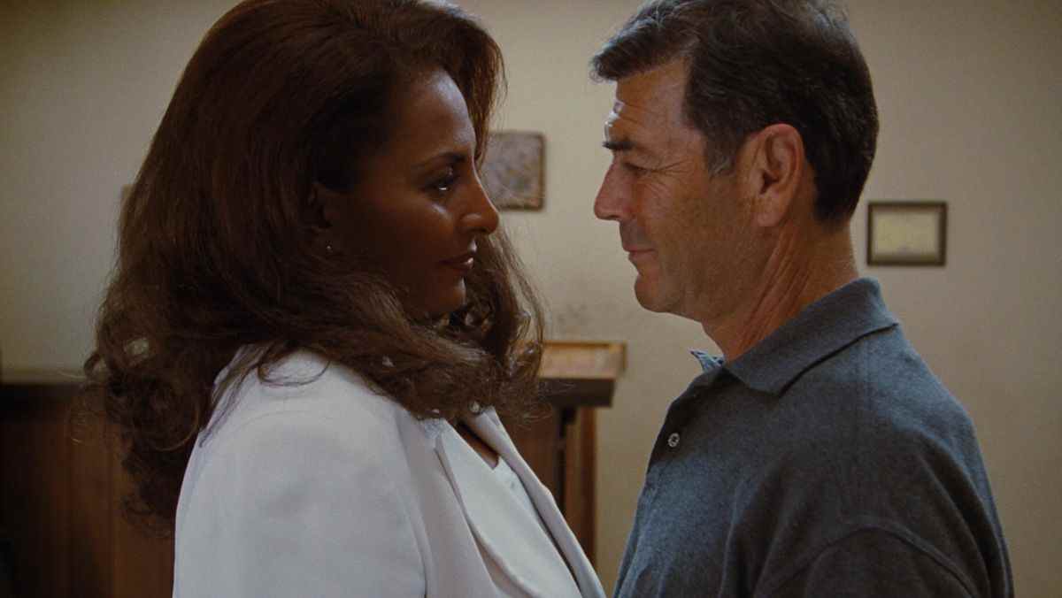 Jackie Brown (Pam Grier) et Max Cherry (Robert Forster) se regardent avec amour dans Jackie Brown de Quentin Tarantino.