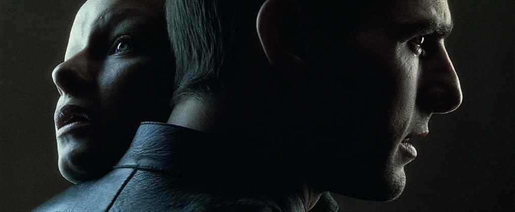 John Anderton de Tom Cruise tient le précog féminin alors qu'ils s'embrassent et regardent dans différentes directions de profil dans Minority Report