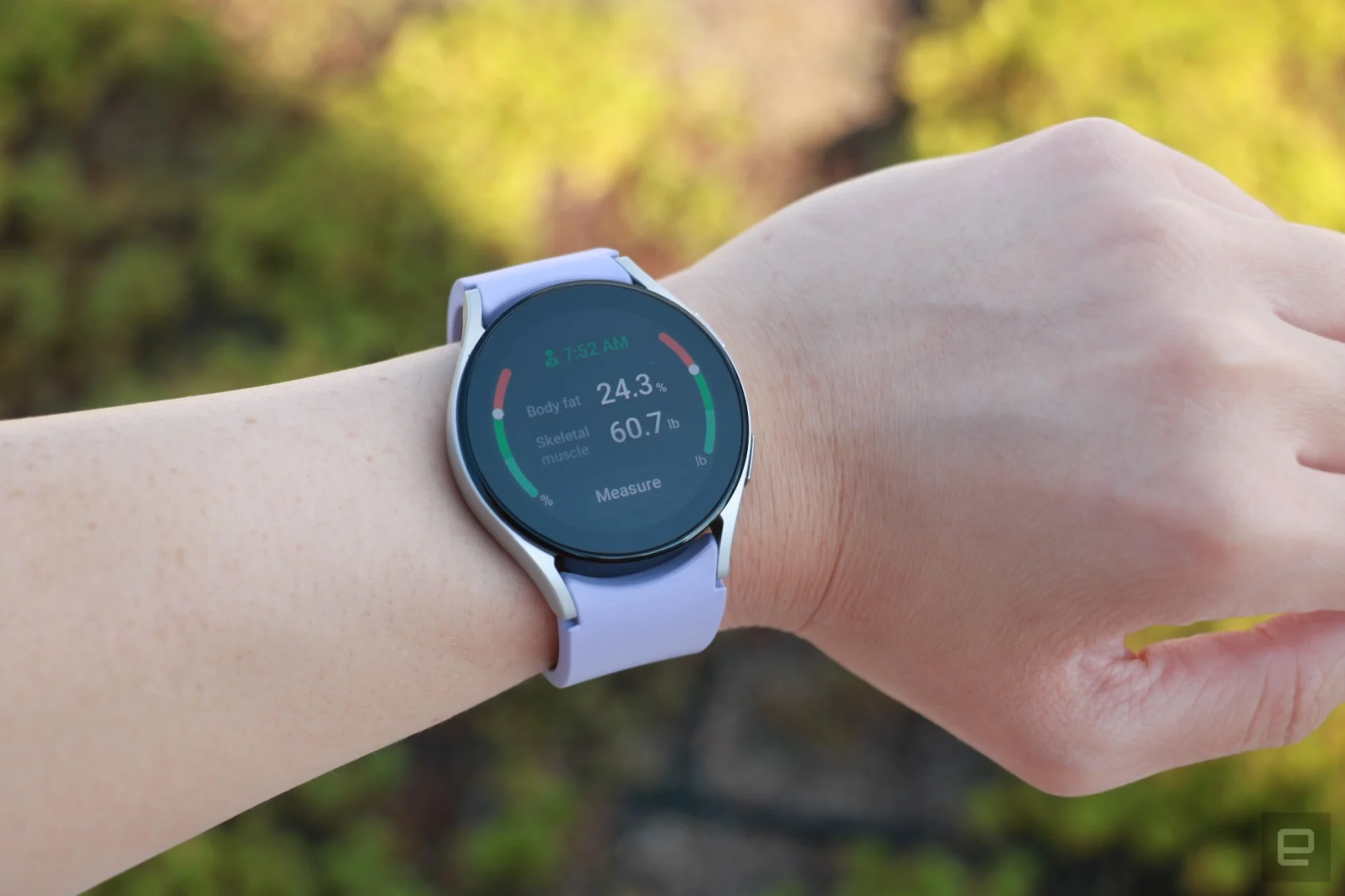 La Samsung Galaxy Watch 5 au poignet, montrant l'outil de composition corporelle de l'appareil avec quelques résultats affichés.  L'écran indique que la graisse corporelle est de 24,3 %, tandis que le muscle squelettique est de 60,7 %.  Un bouton en bas dit 