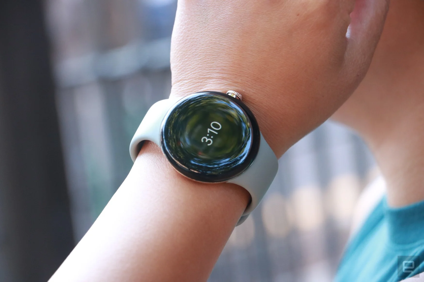 La Pixel Watch au poignet d'une personne, affichant l'heure sous forme d'affichage permanent.