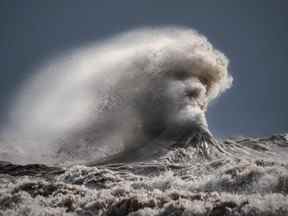 Non, ce n'est pas quelque chose des pages de Tolkien.  Cette photo montre plutôt une vague se brisant sur le lac Érié.  Cody Evans, un photographe d'Ingersoll, en Ontario, a pris la photo spectaculaire d'une vague qui ressemble à un visage le 18 novembre.