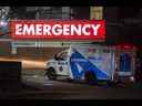 Une ambulance arrive à l'entrée des urgences du Toronto Western Hospital.
