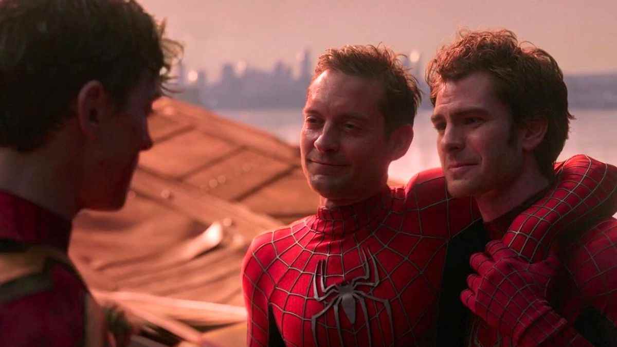 Spider-Mans Tobey Maguire et Andrew Garfield, tous deux battus et sales, se soutiennent et sourient à leur compatriote Spider-Man Tom Holland dans Spider-Man: No Way Home