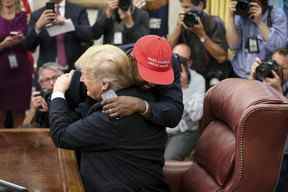 Le rappeur Kanye West embrasse le président américain Donald Trump lors d'une réunion dans le bureau ovale de la Maison Blanche le 11 octobre 2018 à Washington, DC