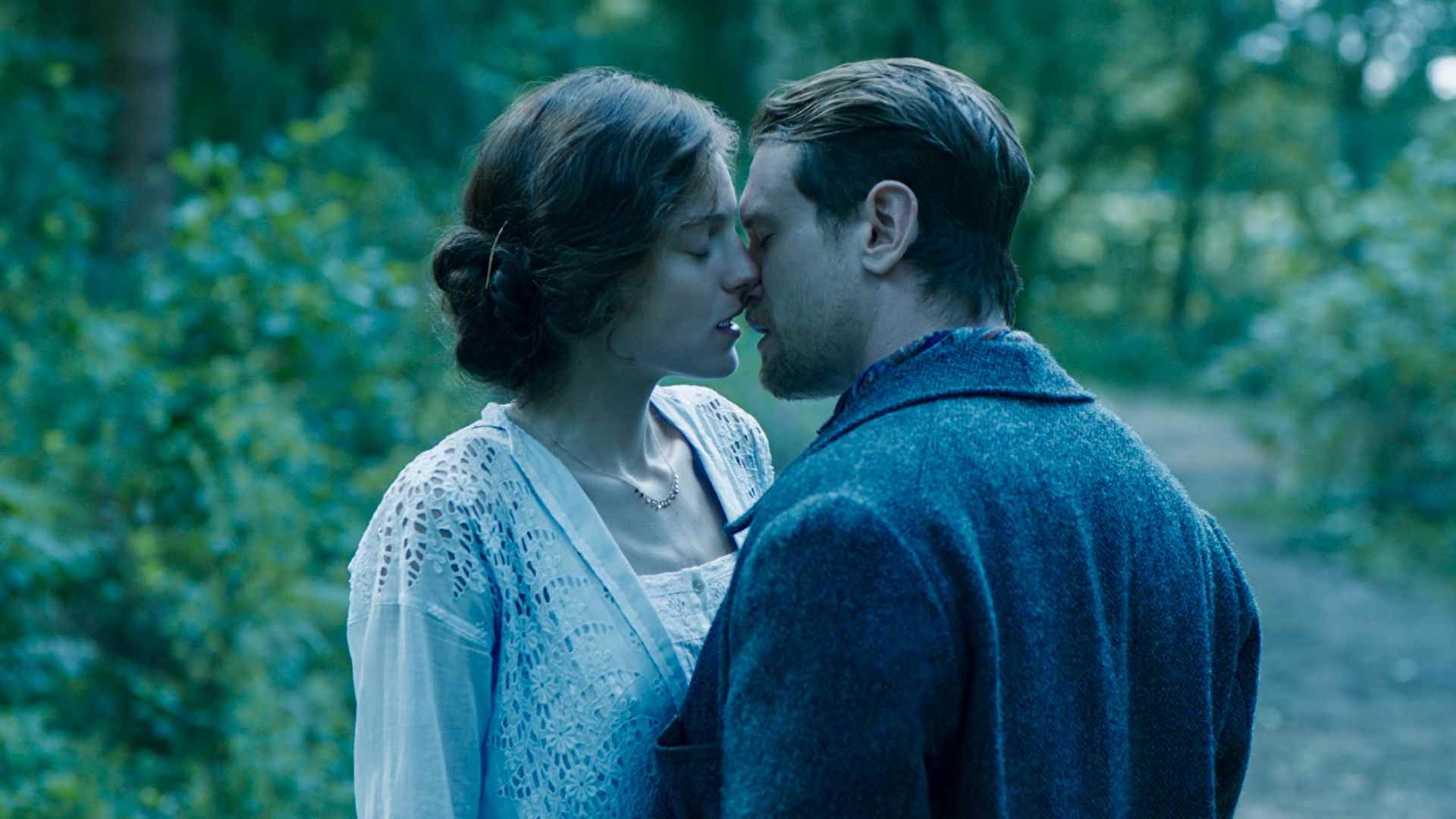 (L à R) Emma Corrin comme Lady Chatterley, Jack O'Connell comme Oliver Mellors dans Lady Chatterley's Lover