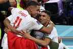 Les Marocains Achraf Hakimi (R) et Abdelhamid Sabiri sont accueillis à la fin du match de football du groupe F de la coupe du monde Qatar 2022 entre la Belgique et le Maroc.