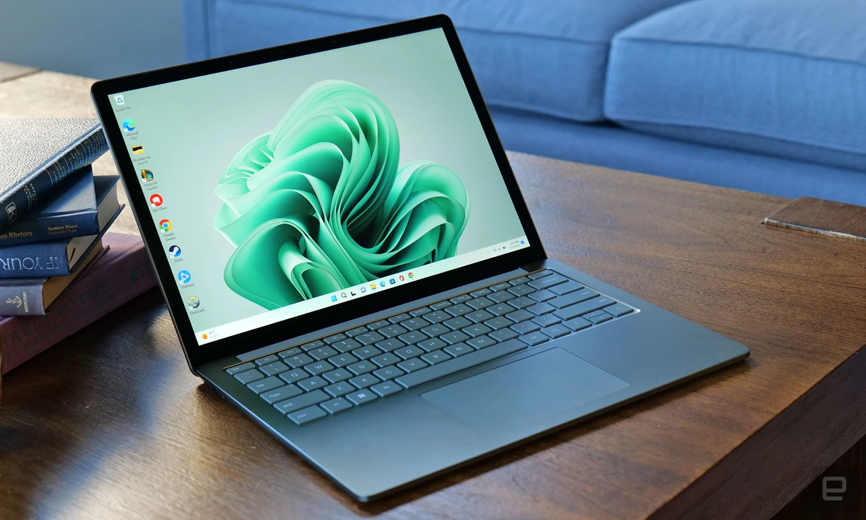 Bien que le Surface Laptop 5 n'ait pas reçu beaucoup de mises à jour à l'extérieur à part une nouvelle option de couleur vert sauge, la prise en charge des processeurs Intel plus rapides de 12e génération et un nouveau port Thunderbolt 4 lui confèrent une grande vitesse et polyvalence.