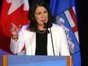 La première ministre de l'Alberta, Danielle Smith, prend la parole lors du déjeuner de la Chambre de commerce de Calgary ce mois-ci.