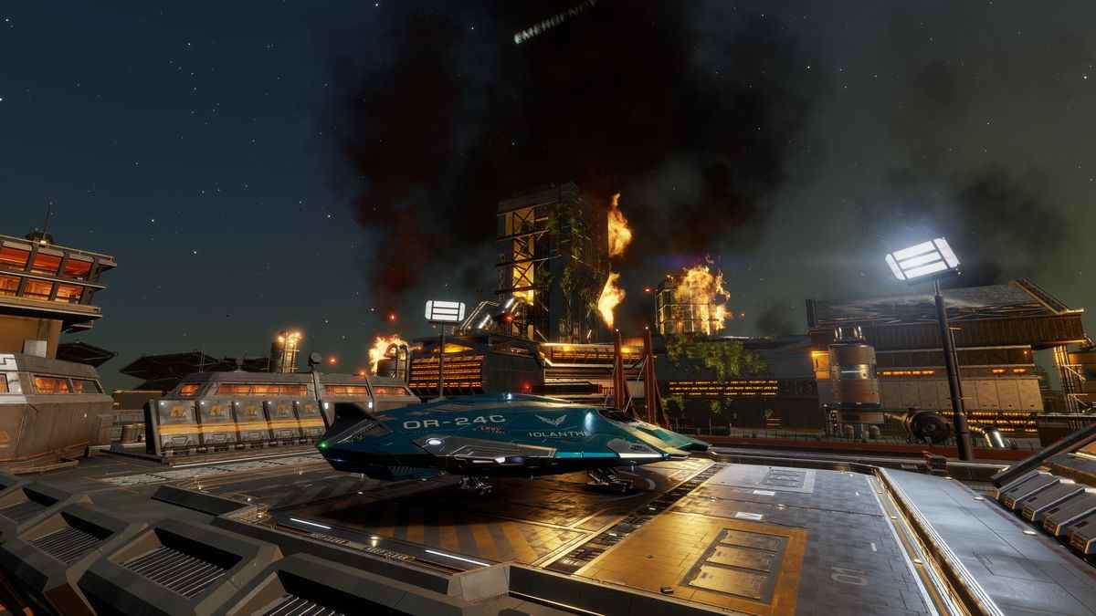 Une ville planétaire et une installation portuaire brûlent après un assaut Thargoid.