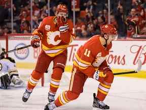 Mikael Backlund des Flames de Calgary célèbre un but contre les Bruins de Boston avec son coéquipier Matthew Tkachuk au Scotiabank Saddledome le vendredi 21 février 2020.