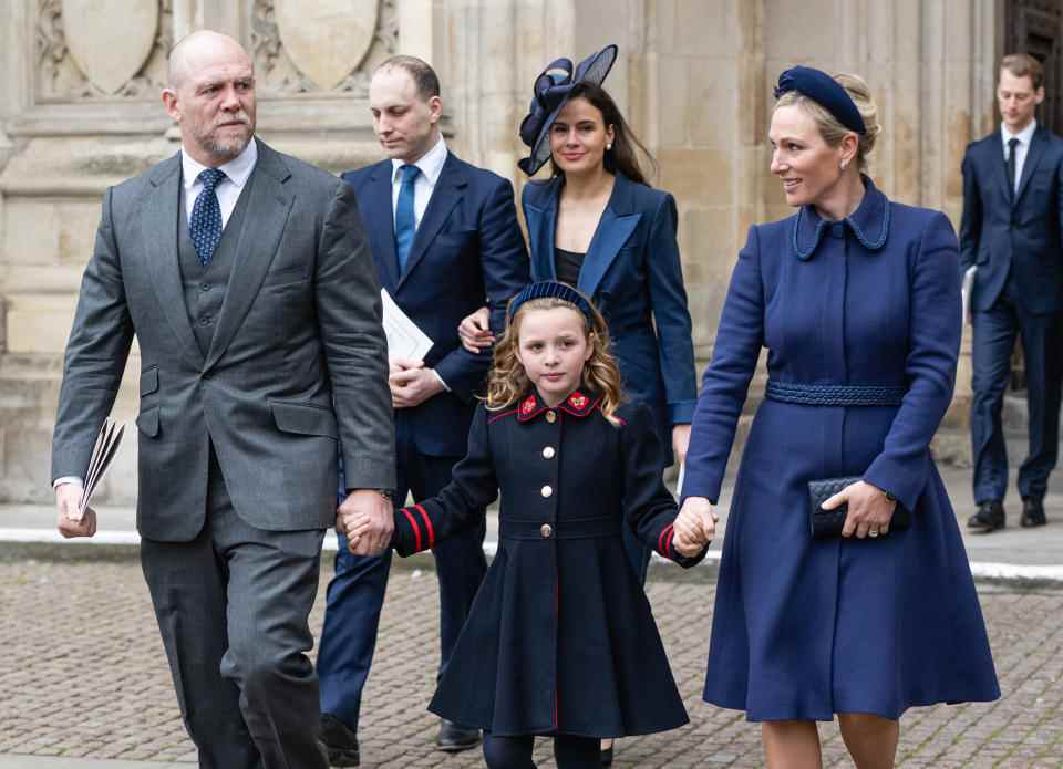 Mia Tindall avec Zara Tindall et Mike Tindall assistent à un service commémoratif pour le duc d'Édimbourg à l'abbaye de Westminster le 29 mars 2022 à Londres, en Angleterre. 