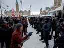 Sur cette photo du 19 février, la police intervient pour évacuer les manifestants du centre-ville d'Ottawa près de la Colline du Parlement. 
