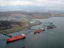 Sullom Voe, le terminal pétrolier de la mer du Nord, est vu dans les îles Shetland en Écosse, en 2005.