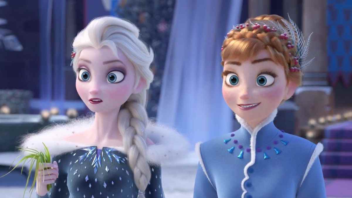 Les princesses Anna et Elsa, toutes deux vêtues de tenues de soirée bleues et de tresses de cheveux, regardent quelque chose hors écran dans Olaf's Frozen Adventure