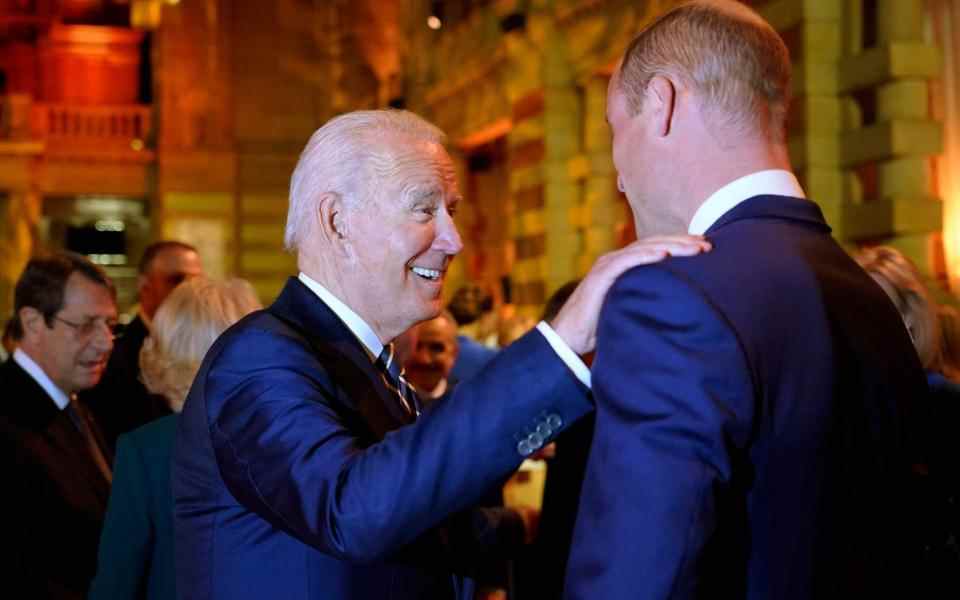 Le président américain Joe Biden accueille le prince William lors d'une réception à l'occasion de l'ouverture de la Cop26 à Glasgow en novembre 2021 - AFP