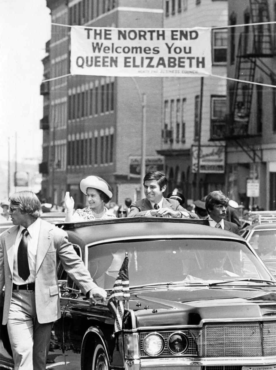 La reine Elizabeth II chevauche avec le gouverneur Michael Dukakis lors de sa visite à Boston en juillet 1976 - Boston Globe