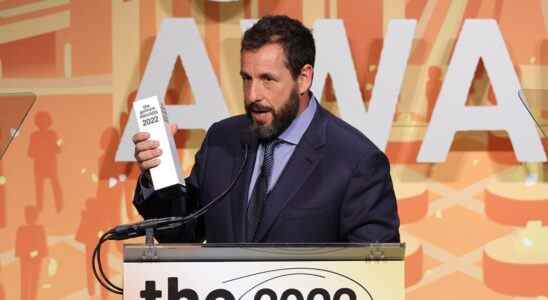 Adam Sandler fait tomber la baraque avec un discours d'acceptation hilarant pour les Gotham Awards : « F— tous les autres comédiens » les plus populaires doivent être lus