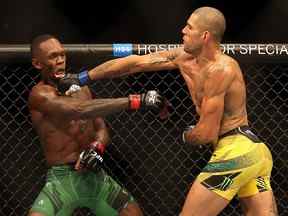 Alex Pereira affronte Israel Adesanya lors de leur combat de poids moyen à l'UFC 281 au Madison Square Garden le 12 novembre 2022 à New York.