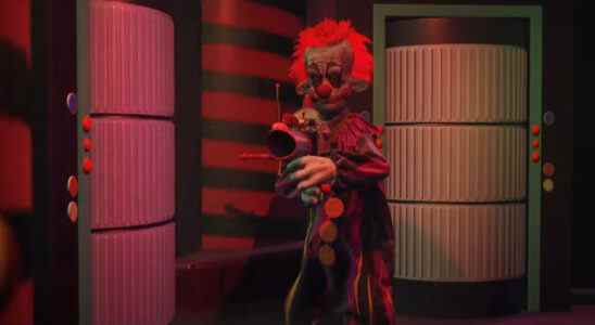 Bande-annonce de Killer Klowns from Outer Space: The Game 'Comparaison film vs jeu'