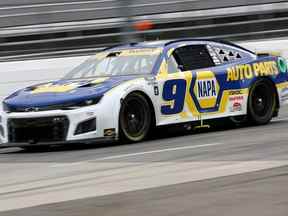 Chase Elliott, conducteur de la Chevrolet # 9 NAPA Auto Parts, conduit pendant la NASCAR Cup Series Xfinity 500 au Martinsville Speedway le 30 octobre 2022 à Martinsville, en Virginie.