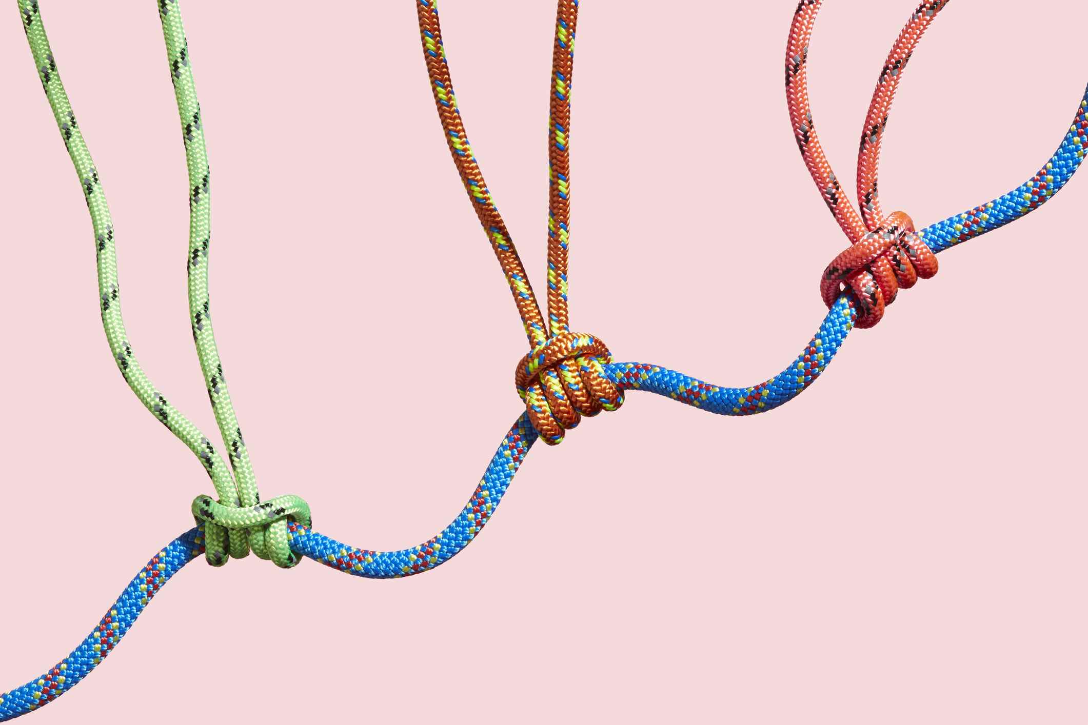 Trois cordes colorées supportant une corde plus grande
