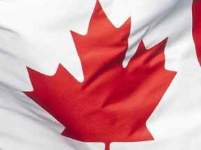 Le drapeau canadien est vu sur un mât à Ottawa le 30 juin 2020. Après des mois à implorer le gouvernement fédéral de nettoyer leur sport, les gymnastes canadiens auront enfin la parole à Ottawa.