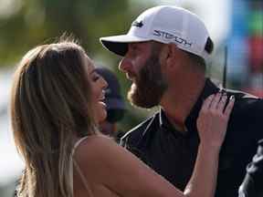 Le capitaine du 4Aces GC, Dustin Johnson, embrasse sa femme Paulina Gretzky après avoir remporté le championnat par équipe lors de la finale de la saison de la série LIV Golf au Trump National Doral à Miami, en Floride, le 30 octobre 2022.