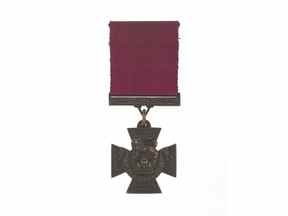 La médaille de la Croix de Victoria appartenant au Sdt.  James Peter Robertson est vu sur une photo non datée.