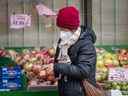 Une femme fait ses courses au supermarché Yao Hua de Toronto, sur la rue Gerrard Est.