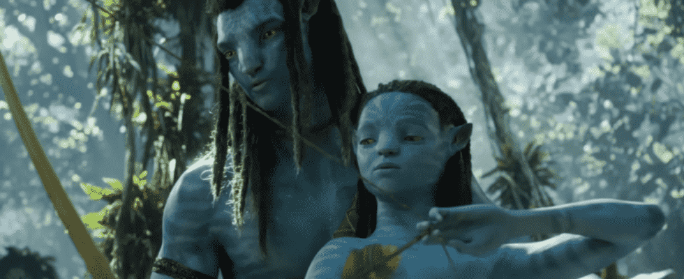 Jake teaching his kid to use a bow and arrow in Avatar 2