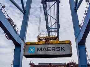 Une grue portique déplace un conteneur d'expédition AP Moeller-Maersk A/S dans un port indien.