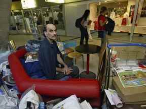 Merhan Karimi Nasseri est assis parmi ses affaires au Terminal 1 de l'aéroport Roissy Charles De Gaulle, au nord de Paris, le 11 août 2004.