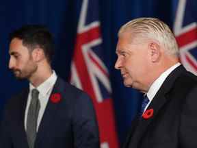 Le premier ministre de l'Ontario Doug Ford, à droite, et le ministre de l'Éducation Stephen Lecce partent après une conférence de presse à Queen's Park à Toronto le lundi 7 novembre 2022.