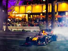 Une voiture de l'équipe de course de Formule 1 d'Oracle Red Bull Racing brûle sur le Strip de Las Vegas lors de la soirée de lancement du Grand Prix de Las Vegas, avant le Grand Prix inaugural de Las Vegas 2023, au Caesars Palace, à Las Vegas, Nevada, le 5 novembre , 2022. -