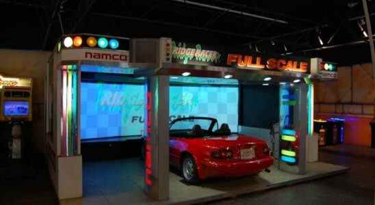 La spectaculaire simulation d'arcade Ridge Racer à 3 écrans laissée pourrir et les fans qui ont sauvé un trésor des années 90
