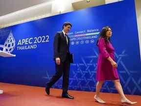 Le premier ministre Justin Trudeau est accompagné de la ministre du Commerce international Mary Ng après une conférence de presse à la suite de sa participation au sommet de l'APEC à Bangkok, en Thaïlande, le 18 novembre 2022. Les responsables fédéraux sont sur le point de faire une annonce sur l'Indo- Stratégie du Pacifique à Vancouver aujourd'hui.