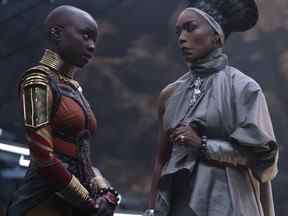 Danai Gurira comme Okoye et Angela Bassett comme Ramonda dans BLACK PANTHER: WAKANDA FOREVER de Marvel Studios.