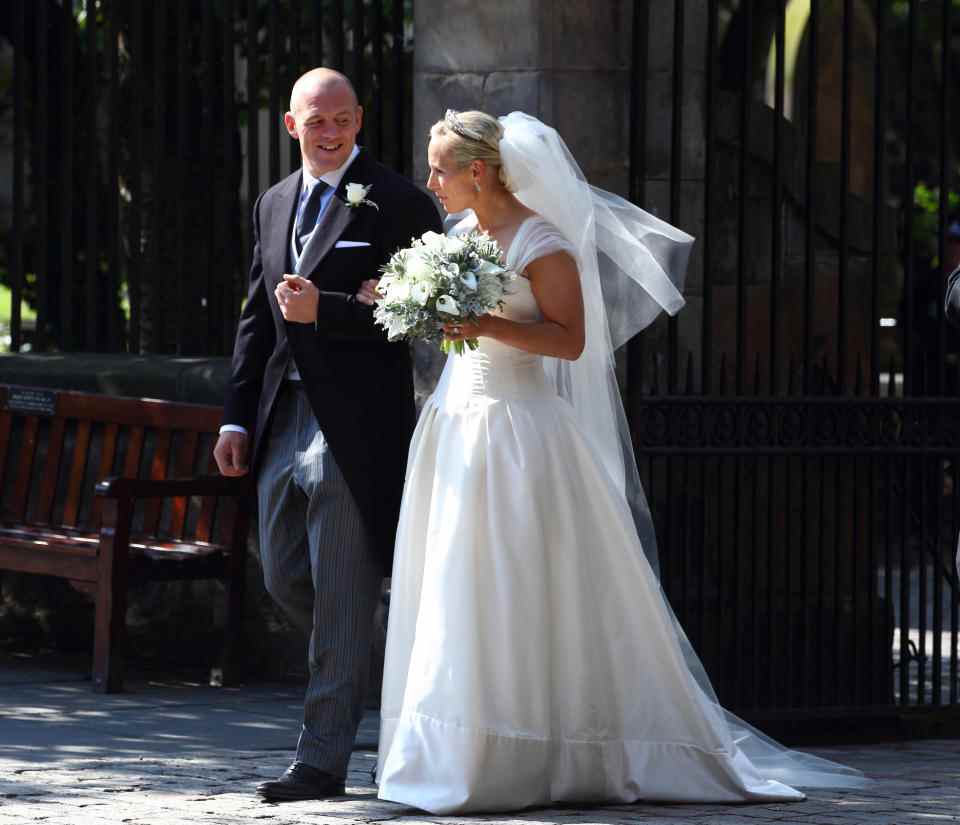 Zara Phillips et Mike Tindall après leur mariage à Canongate Kirk le 30 juillet 2011 à Édimbourg, en Écosse.