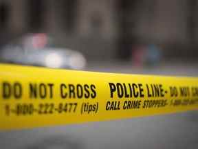 Une bande de police est montrée à Toronto, le 2 mai 2017. De nouvelles données de Statistique Canada montrent qu'il y a eu une augmentation des homicides en 2021 et que près du quart des meurtres étaient liés à des gangs.