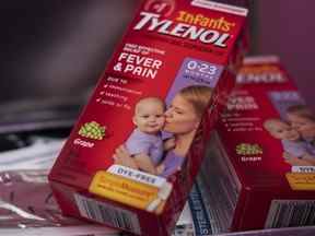 L'analgésique et la fièvre de marque Tylenol pour nourrissons sont vus dans une maison à Toronto, le vendredi 7 octobre 2022.