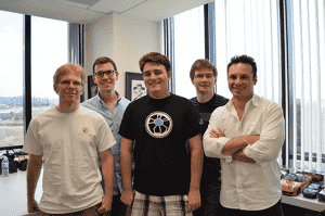 John Carmack (à gauche) pose avec le fondateur d'Oculus Palmer Luckey (au centre) et d'autres membres de l'équipe Oculus.
