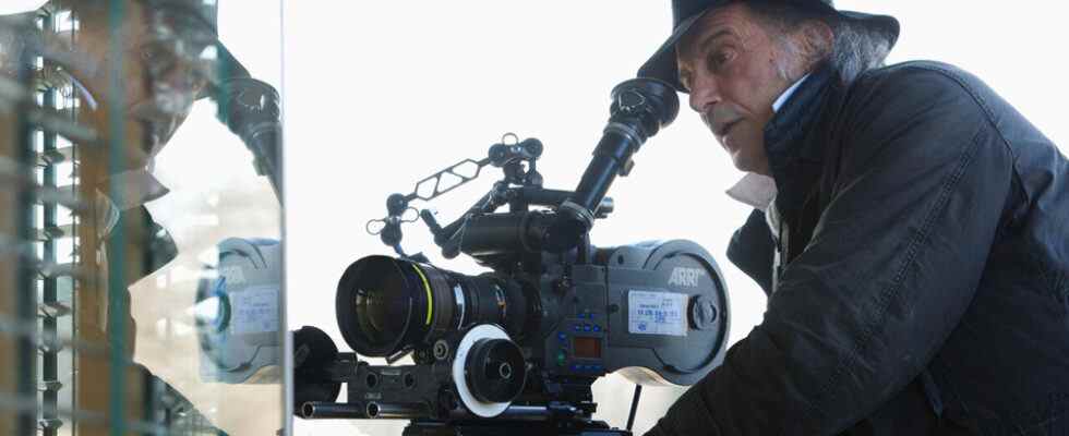 Le directeur de la photographie Ed Lachman a dû quitter le drame de Todd Haynes "Mai Décembre" après s'être cassé la hanche